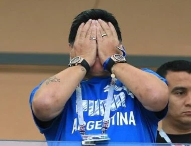 Σε άσχημη κατάσταση ο Μαραντόνα - Δεν μπορεί να περπατήσει (βίντεο)